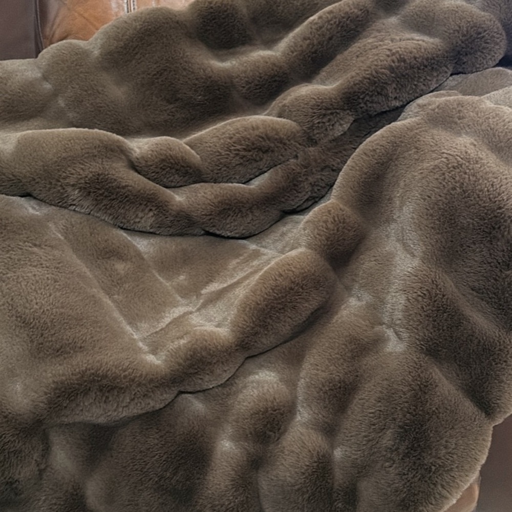Cozy Earth brown Faux Fur Throw Blanket channel - Picture 2 of 3